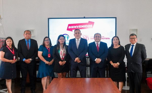 Autoridades de la Universidad Privada San Juan Bautista y del Hospital Carlos Lanfranco La Hoz posan tras la firma del convenio en el Campus Hacienda Villa.