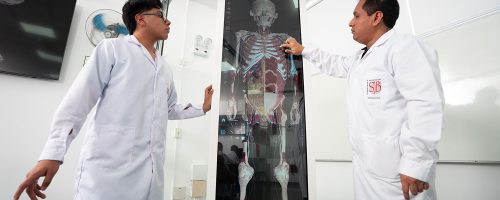 Docente y estudiante de Medicina Humana de la UPSJB utilizando tecnología de anatomía digital como parte de su formación académica acreditada internacionalmente.