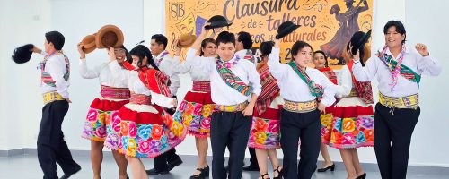 Estudiantes de la UPSJB realizan presentación de danza folclórica durante la clausura de talleres artísticos y culturales 2026-I en el campus Chorrillos.