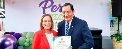 El Lic. Raúl Castilla, miembro del equipo de eventos de la Universidad Privada San Juan Bautista, recibe el diploma de reconocimiento otorgado al Pisco Mío Cid El Campeador.