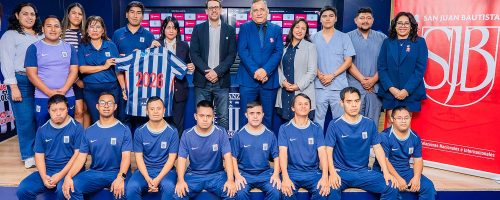 Autoridades de la Universidad Privada San Juan Bautista y del Club Alianza Lima, junto con estudiantes y el equipo de Futsal Down, durante la ceremonia de firma del convenio de cooperación.