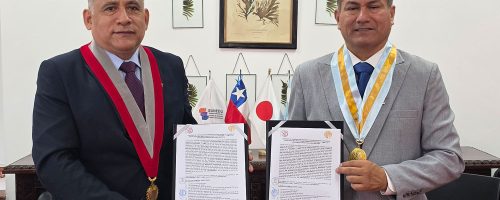 El Dr. Alfredo Mendieta Leyva y el Dr. Walter Hernán Patricio Peralta muestran los ejemplares del convenio de cooperación interinstitucional firmado entre la UPSJB y el Colegio de Psicólogos del Perú.