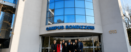 Delegación de la Escuela Profesional de Tecnología Médica de la UPSJB frente al Campus Rondizzoni de la Universidad Bernardo O'Higgins, en Chile, durante una visita de cooperación académica para impulsar internacionalización en Tecnología Médica.