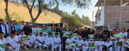 Estudiantes de Enfermería de la UPSJB junto a autoridades y aliados durante campaña preventiva contra el dengue en Subtanjalla.