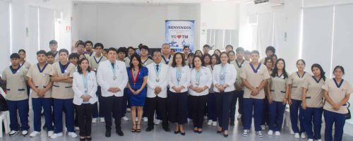Gran grupo de ingresantes de Tecnología Médica, docentes y autoridades en el auditorio de la UPSJB.