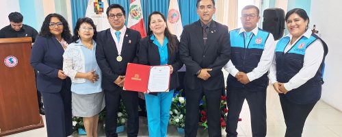 La Mg. Isabel Núñez Mori, ubicada al extremo izquierdo de la imagen en representación de ASPEFEEN, participa junto a autoridades e integrantes del Comité Regional de Residentado en Enfermería (COREREN) Lima durante la ceremonia de instalación realizada por la DIRESA Lima.
