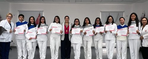Estudiantes de Estomatología de la UPSJB posan con constancias junto a la Mag. Goretty García Luna durante la ceremonia La Primera Sonrisa UPSJB.