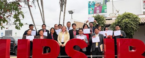 Docentes de la Facultad de Derecho y Ciencias Empresariales de la Universidad Privada San Juan Bautista posan con sus diplomas de reconocimiento a docentes universitarios junto a la decana durante la ceremonia por el Día del Docente Universitario.