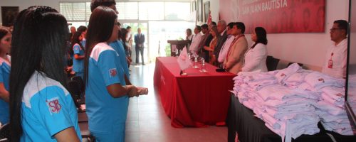 Auditorio lleno de estudiantes de Medicina Humana de la filial Ica de la UPSJB durante la ceremonia de imposición de batas blancas.