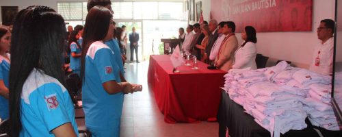 Auditorio lleno de estudiantes de Medicina Humana de la filial Ica de la UPSJB durante la ceremonia de imposición de batas blancas.