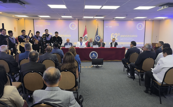 Integrantes de la Tuna Universitaria de la UPSJB realizan una presentación musical durante la ceremonia por el 62.º aniversario de ASPEFAM.