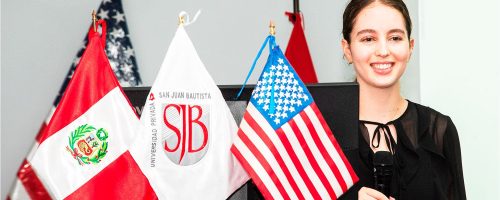 Lili Wade, investigadora Fellow de la Universidad de Colorado, expone su proyecto de investigación en Tecnología Médica durante una conferencia dirigida a estudiantes de la UPSJB.