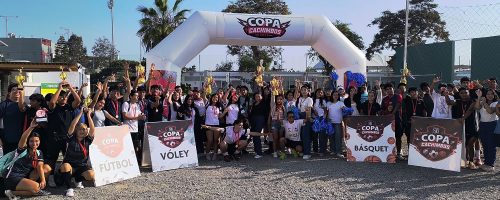 Fotografía grupal de estudiantes participantes y ganadores de la Copa Cachimbo 2026 en la Universidad Privada San Juan Bautista campus Chorrillos.