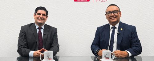El Mag. Luis Andrés Roel Alva y el conductor de Café con Ciencia Renovado participan en una entrevista sobre el funcionamiento y los nuevos retos del Congreso bicameral en Perú, durante la grabación del programa de la Universidad Privada San Juan Bautista.