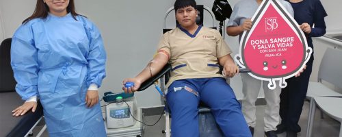 Estudiante participa en campaña de donación de sangre organizada por la UPSJB Filial Ica.