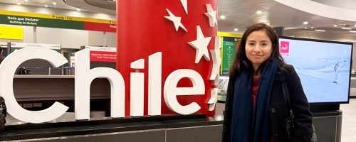 Estudiante de Tecnología Médica de la UPSJB en el Aeropuerto Internacional de Santiago durante su viaje académico a Chile.
