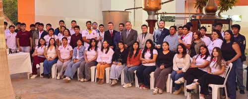 Autoridades, docentes y estudiantes de la UPSJB Filial Ica durante la conmemoración del Día Nacional del Vino Peruano en la Bodega ARPE.