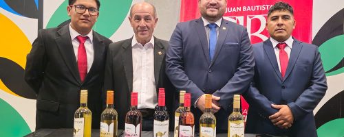 Representantes de la UPSJB y la Escuela Profesional de Ingeniería en Enología y Viticultura exhiben vinos de la Bodega ARPE durante la celebración del Día Nacional del Vino Peruano organizada por la Cámara de Comercio de Ica y PRODUCE.
