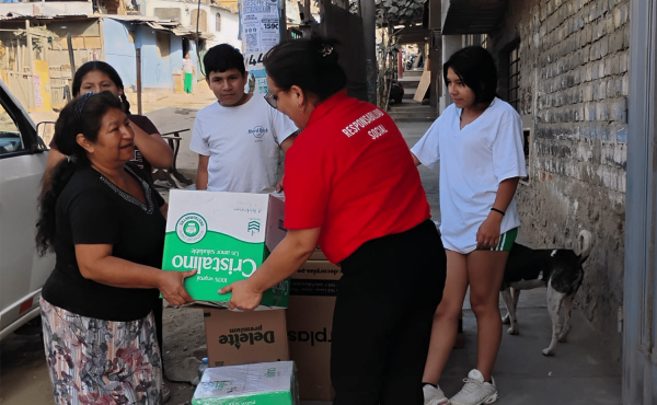 Voluntarios de la UPSJB realizan la entrega de donaciones a familias afectadas por el incendio en Pamplona Alta, reafirmando su compromiso social.