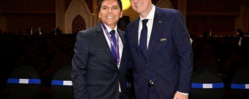 El Mag. Omar Valentín Gonzáles Mechán, directivo de la Universidad Privada San Juan Bautista, junto al presidente de la FIFA, Gianni Infantino, tras su designación como miembro de la Comisión Jurídica Internacional.