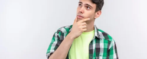 Estudiante preguntándose si debería estudiar la carrera de psicología.