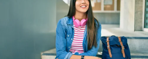 Escolar decidiendo entre diferentes carreras profesionales.