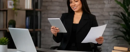 Profesional de la carrera de contabilidad ejerciendo.