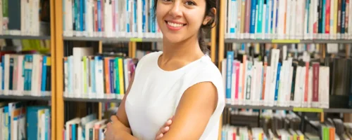 Alumnos universitarios estudiando en una biblioteca de una universidad que brinda educación de calidad.
