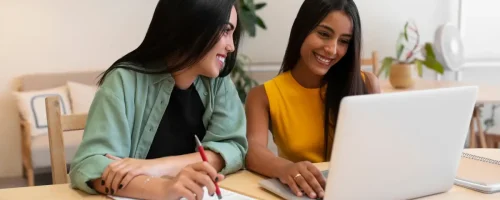 Estudiantes revisando la empleabilidad de carreras.