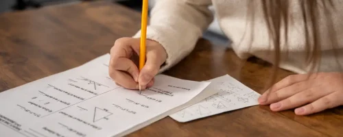 Estudiante rindiendo un examen de admisión.