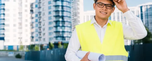 Profesional de ingeniería civil al frente de una obra.
