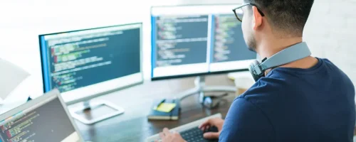 Alumno de ingeniería de sistemas estudiando un lenguaje de programación.