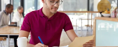Alumno estudiando en su inicio de ciclo universitario.