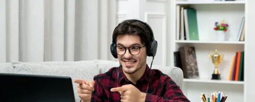 Alumno de una maestría online en clases.