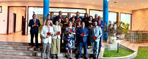 Estudiantes y autoridades académicas de la UPSJB sostienen reconocimientos durante la reunión de confraternidad de la III Promoción de la Maestría en Derecho.