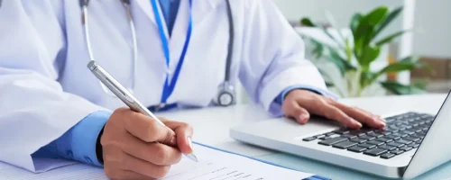 Médico que estudió Medicina en San Juan Bautista.