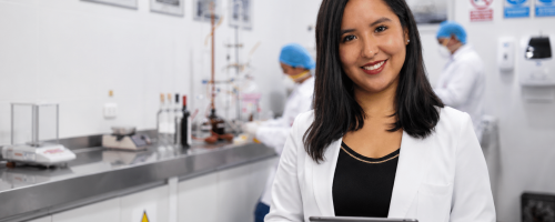 Sheyla Gimella Loayza Salazar, bachiller de Ingeniería Agroindustrial de la Universidad Privada San Juan Bautista, posa en un laboratorio de investigación de alimentos, en el marco de su incorporación al RENACYT.